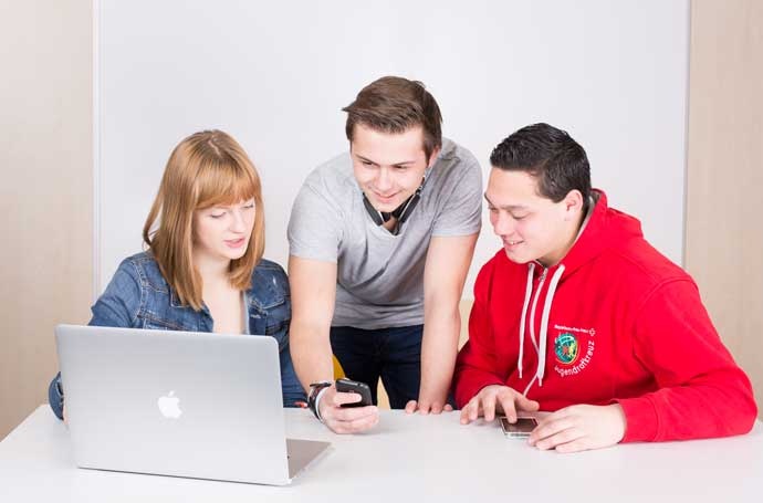 Drei Jugendliche sufen im Internet.